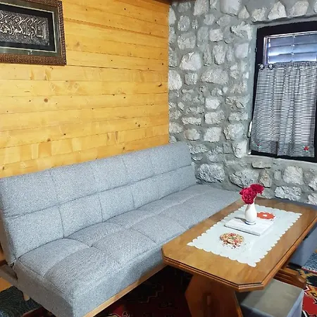 Kamena Kucica *